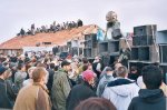 De jour, la foule devant les Turbulence+Flyoské+Nonem, La Crau (13), le 8 mai 2000